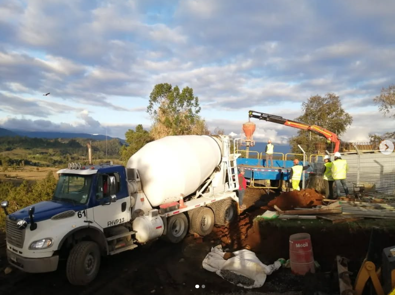 Camión mixer descargando hormigón